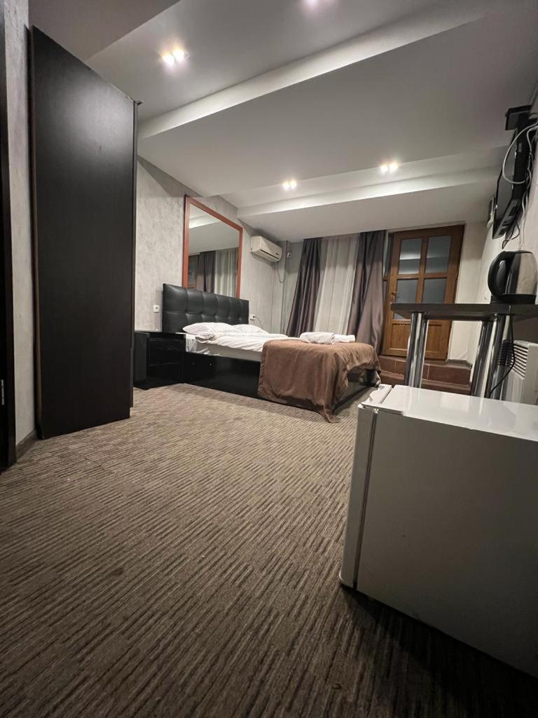 Elno Hotel Tbilisi Esterno foto