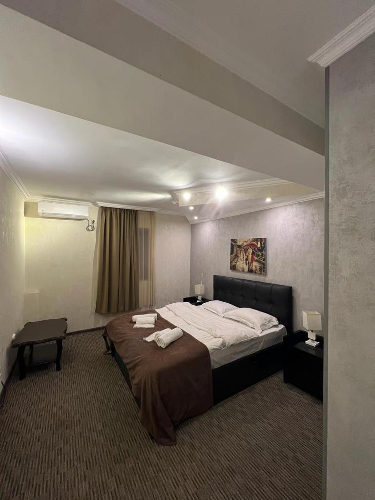 Elno Hotel Tbilisi Esterno foto
