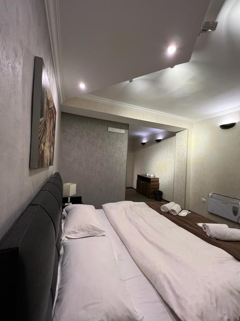 Elno Hotel Tbilisi Esterno foto