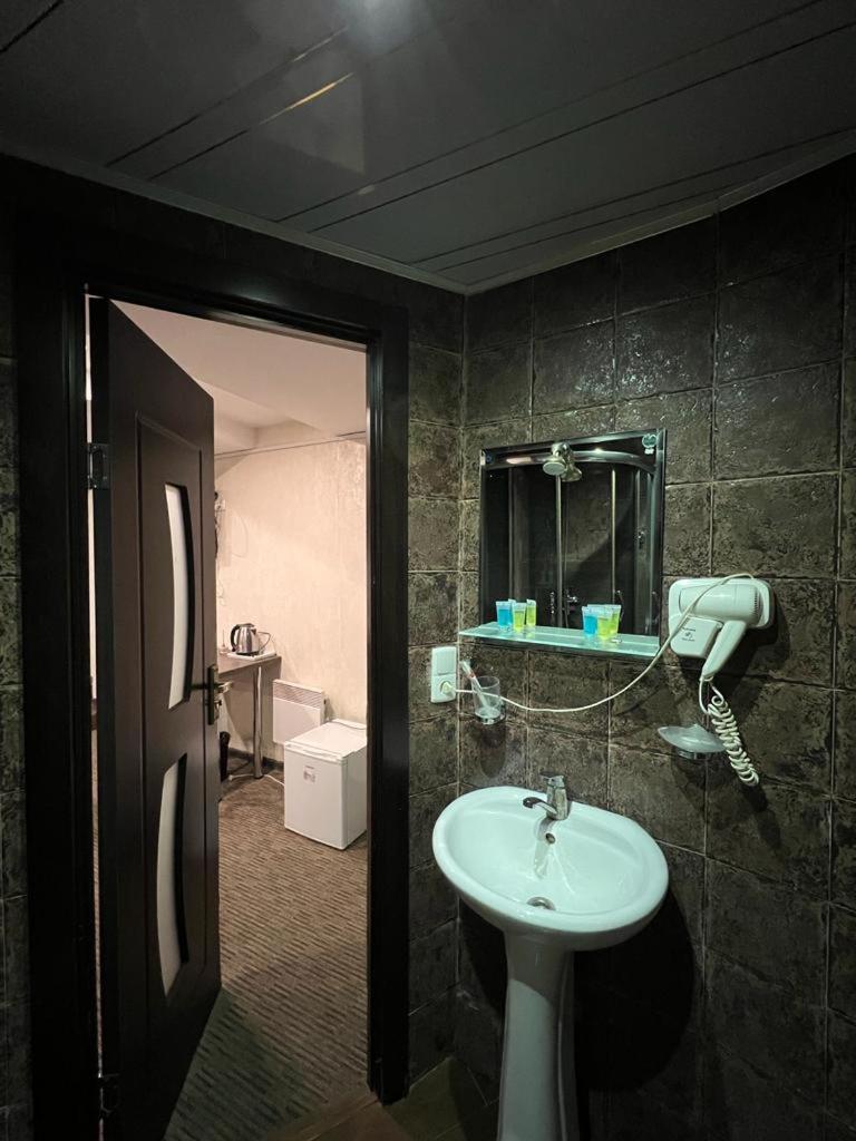 Elno Hotel Tbilisi Esterno foto