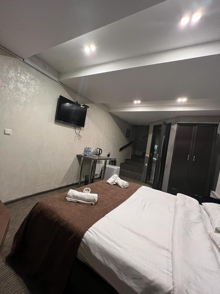 Elno Hotel Tbilisi Esterno foto